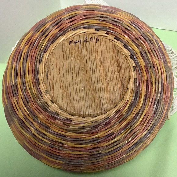 Handmade artist signed round wicker wood bottom pastel colored basket - Picture 4 of 5